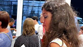 Schönheit pickup, public ass show, cum on ass public, draussen zeigen, cum outside