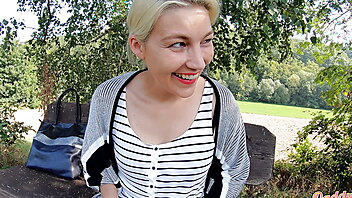 Holčičky močení, cůrání do kundy, přistižena při čurání, chcani holek, plena piss